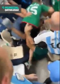 Hinchas argentinos y mexicanos se agarraron a las trompadas en pleno partido