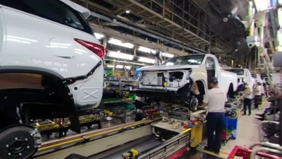 Por el conflicto gremial, ya hay dos automotrices que frenan su producción ante la falta de neumáticos