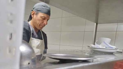 Dormía en la guardia de un hospital, pidió agua en un bar y le dieron trabajo: “Mi sueño es salir adelante”
