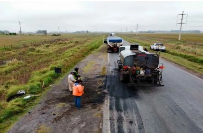 Comenzaron a reparar lo más dañado de la ruta 65 entre Guaminí y Bolivar