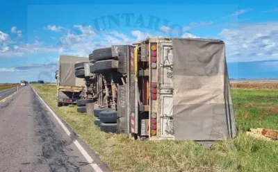 Vuelco de un acoplado en la Ruta 33