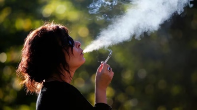 Prohíben fumar en plazas, parques y en la puerta de las escuelas de la Capital mendocina