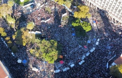 Manifestantes que piden más recursos para las universidades copan Plaza de Mayo