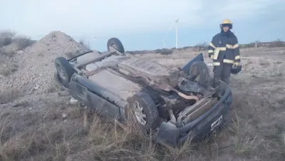 Un hombre debió ser rescatado luego de volcar con su auto en la Ruta 3