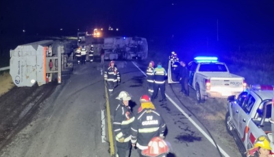 Vuelco de un camión en la Ruta 33 km195