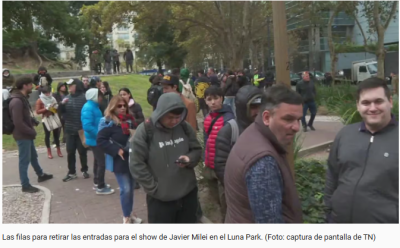 Se abrieron las puertas del Luna Park y miles de personas ingresan para participar del show de Javier Milei