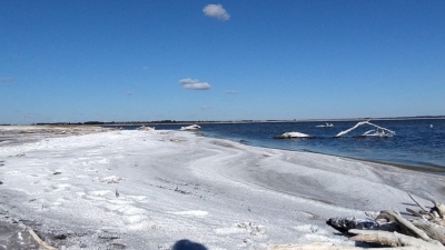 Una maravilla que se repite año a año: la costa del lago Epecuén se tiñó de blanco