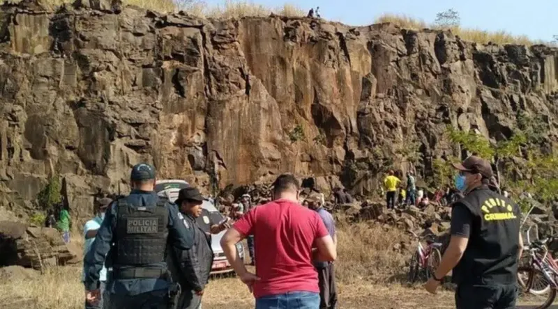 La policía investiga el lugar del brutal crimen