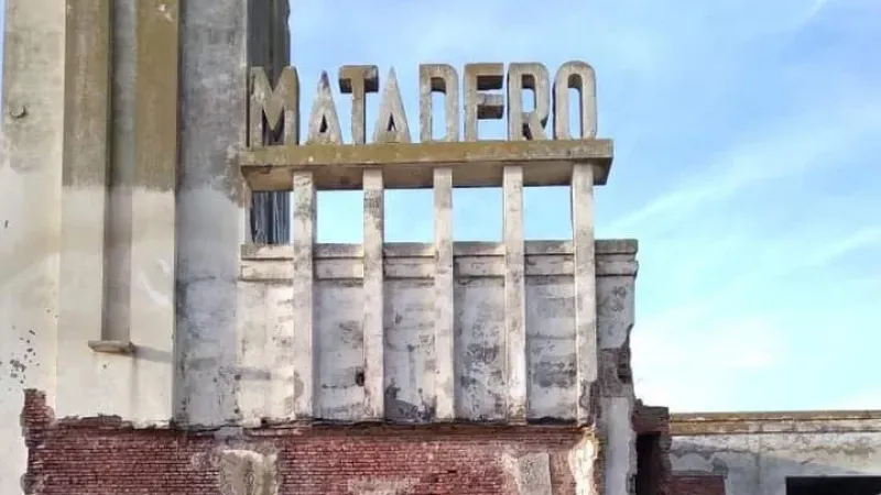 El Matadero de Epecuén luce su fachada original tras haber sido vulnerado