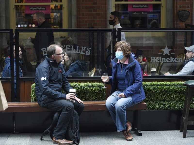 Un hombre y una mujer conversan en un bar en Dublín, la capital de Irlanda.