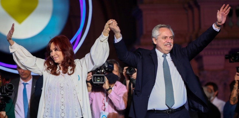 Cristina y Alberto, en el acto del viernes, en Plaza de Mayo. 