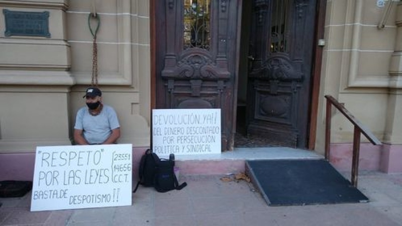 Moccero dio marcha atrás, pagó lo descontado al trabajador y se terminó el conflicto