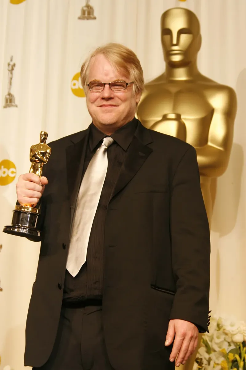 Philip Seymour Hoffman, con su Oscar como Mejor Actor por la película ”Capote”