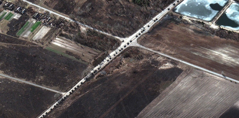 El gran convoy militar visto al norte de Kiev se extiende desde cerca del aeropuerto Antonov en el sur hasta el extremo norte del convoy cerca de Prybirsk.