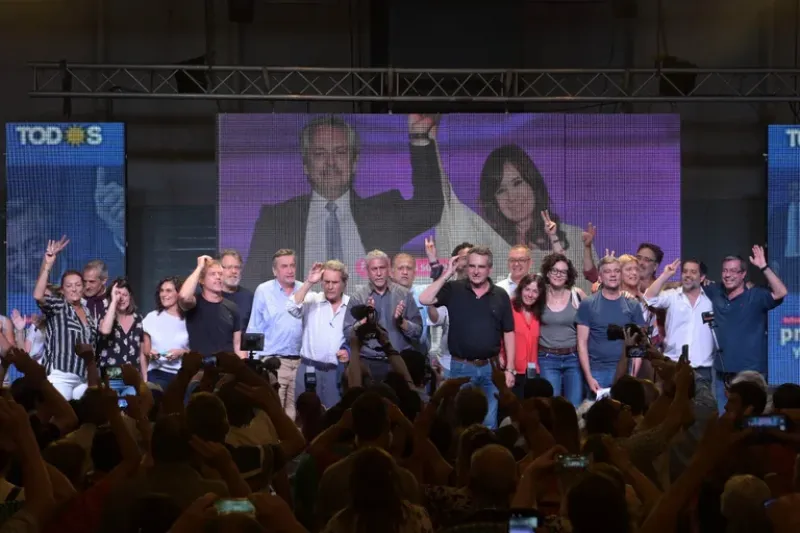 Foto final del acto en Rosario de la Corriente de la Militancia con Agustín Rossi, Vilma Ibarra, Jorge Ferraresi, Matías Kulfas y Juan Zabaleta