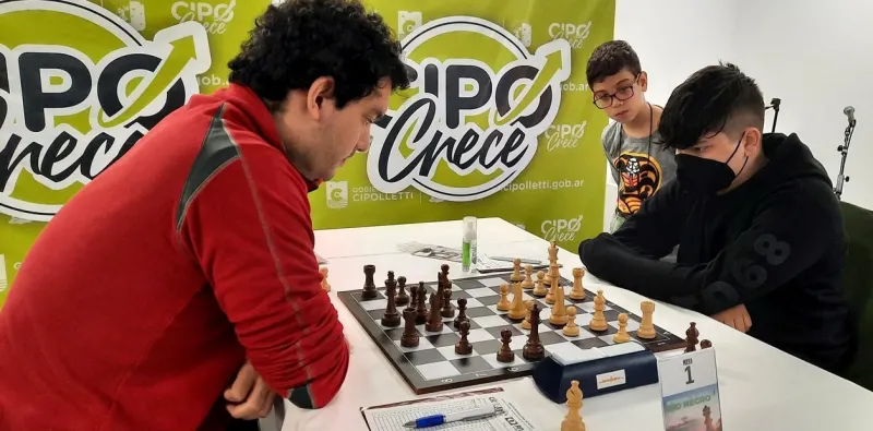Joaquín Fiorito (14) entabló en el Abierto de ajedrez de Río Negro con el GM Sandro Mareco, número uno del país. Los observa Faustino Oro (8)