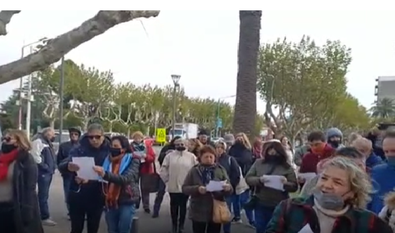 Viral: Productores de Bolívar protestaron en el Municipio con una particular canción