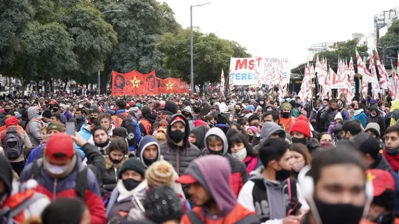 “Me exigen ir a las marchas o me sacan parte del plan”: 4400 personas denunciaron irregularidades con los planes sociales