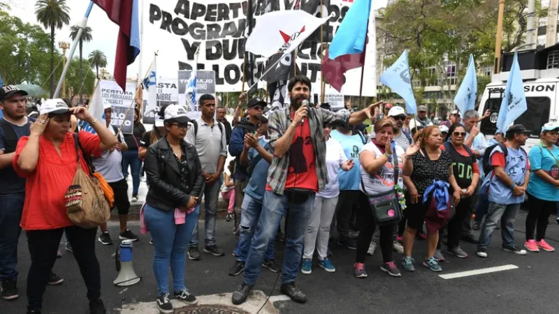 “Me exigen ir a las marchas o me sacan parte del plan”: 4400 personas denunciaron irregularidades con los planes sociales