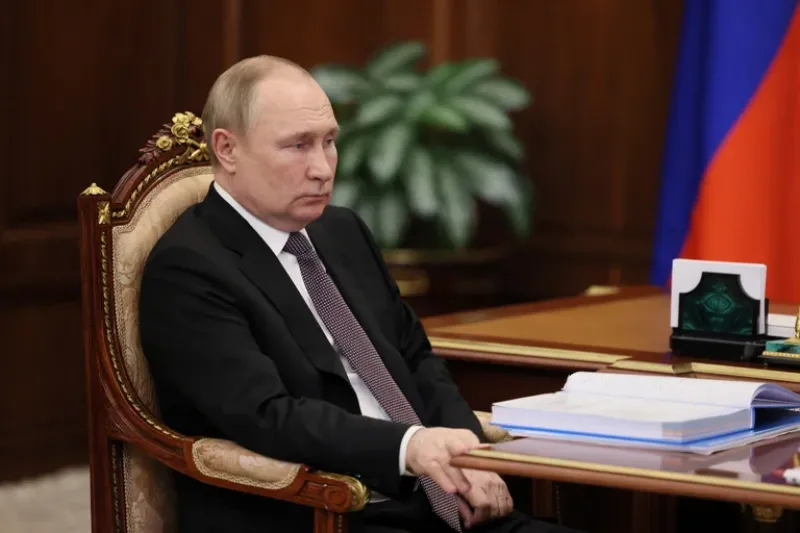 El presidente ruso, Vladímir Putin, asiste a una reunión con la comisaria de Derechos Humanos, Tatyana Moskalkova, en el Kremlin en Moscú, Rusia, el 6 de junio de 2022