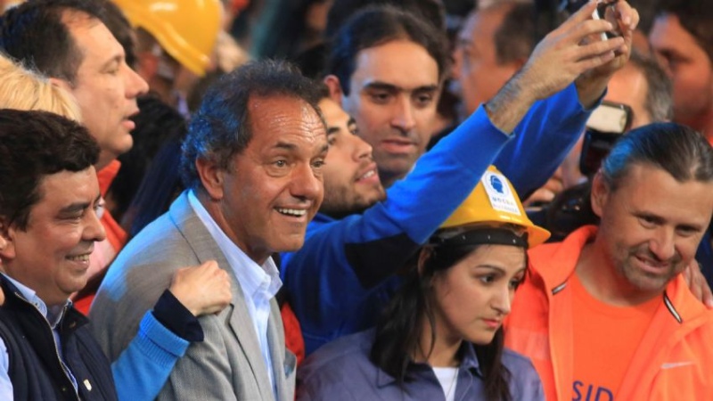 Asume Daniel Scioli y ”el club de los perdedores” domina el Gabinete