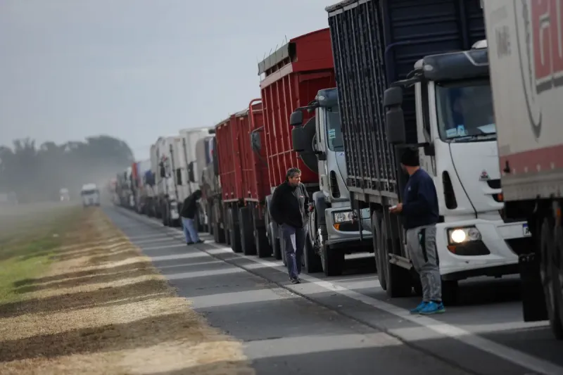 Tras la fallida reunión con el Gobierno, los transportistas endurecen su reclamo y cortan rutas