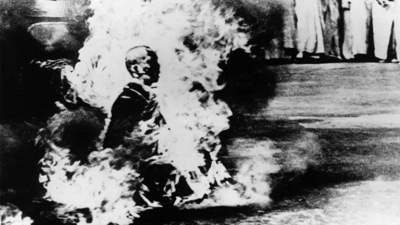 June 11, 1963: la foto del monje budista que se quemó vivo en plena calle para protestar contra las persecuciones del entonces presidente de Vietnam del Sur, Ngo Dinh Diem