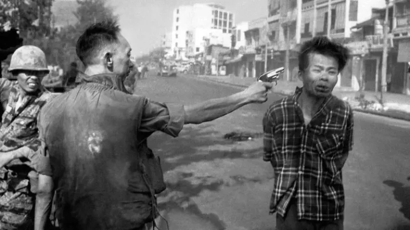 1 de febrero de 1968: El general vietnamita Nguyen Ngoc Loan, jefe de la Policía Nacional, ejecuta al guerrillero del Viet Cong Nguyen Van Lem (también conocido como Bay Lop) en una calle de Saigón