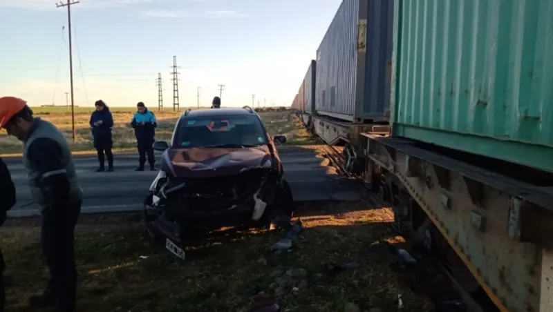 Un auto chocó contra un tren en la ruta 51, pero no se registraron personas heridas