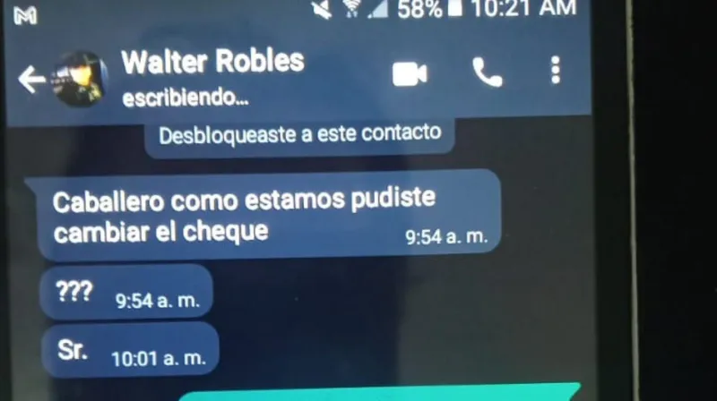 La víctima buscó ganar tiempo y mintió diciéndole que debía cambiar un cheque.