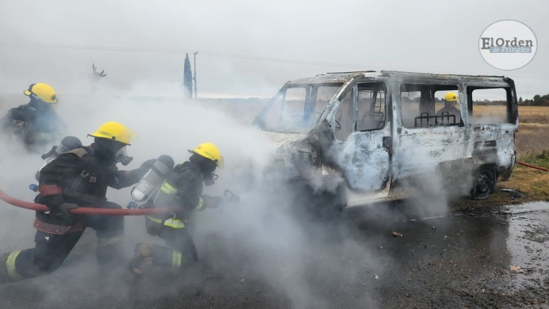 Pérdida total por incendio de la combi de una familia suarense (fotos)