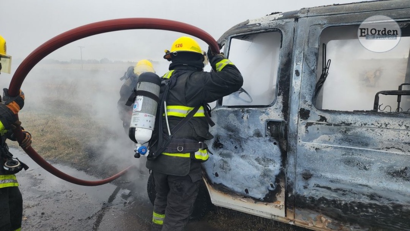 Pérdida total por incendio de la combi de una familia suarense (fotos)