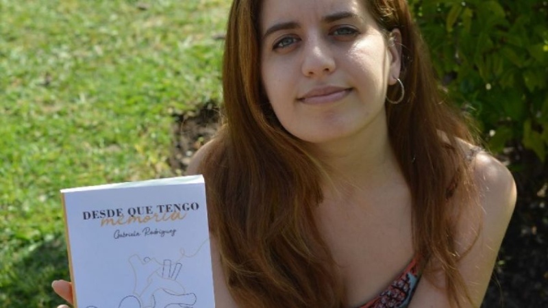 Gabriela con el libro que escribió recordando a su mamá