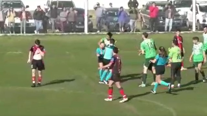 VIDEO: Brutal agresión de un futbolista a una jueza en un partido de la Liga de Tres Arroyos