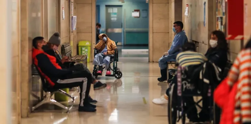 En la primera ola del Covid, pacientes esperan ser atendidos en la guardia del Hospital Posadas.