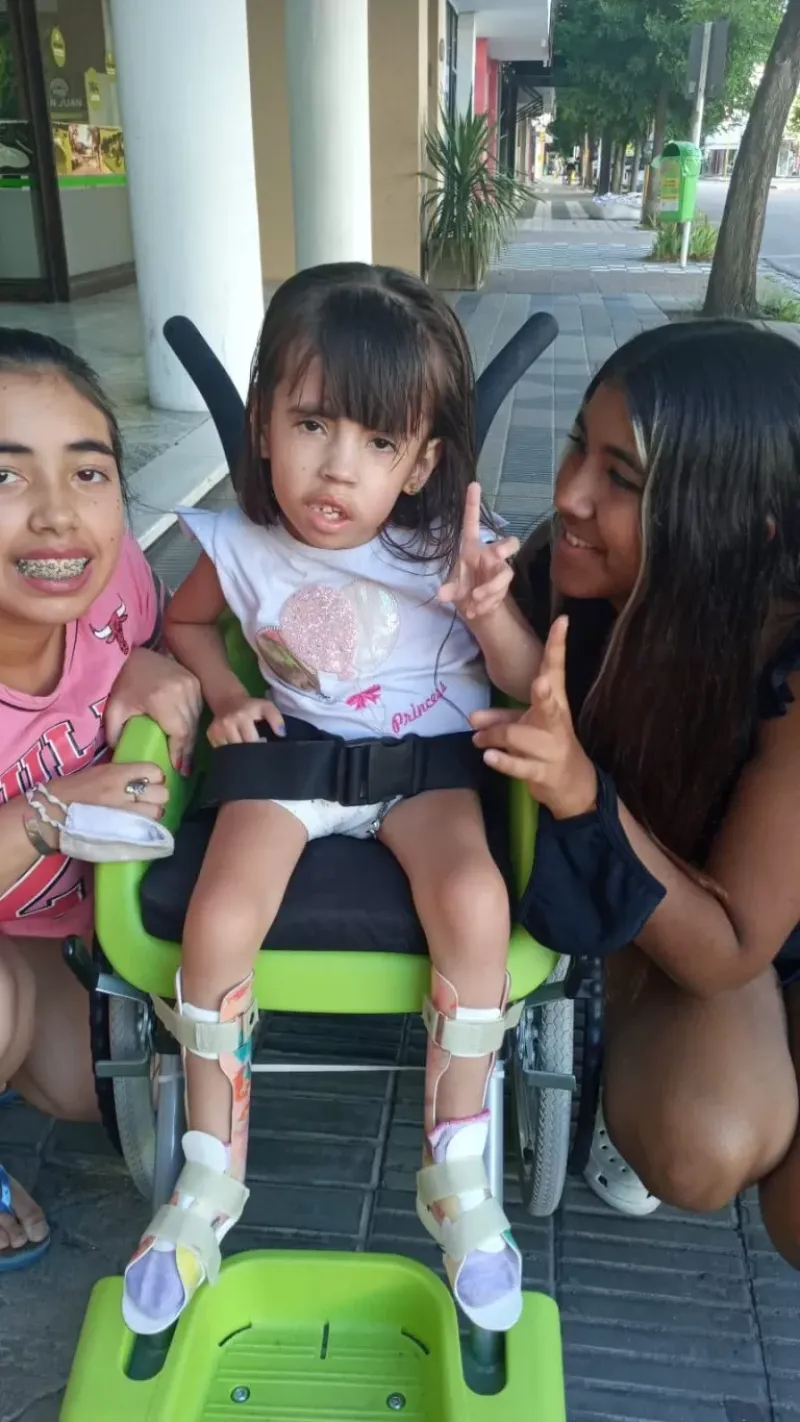 Nicole, la guerrera de Tres Arroyos que padece un extraño síndrome y se aferra a la vida