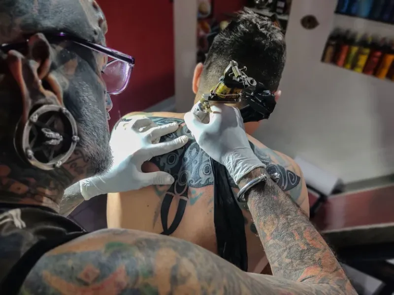 En plena obra: Víctor realizando un diseño en la espalda de un cliente brasileño que llegó para taparse un viejo tatuaje que ya no le gusta