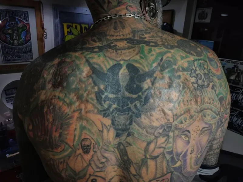 La espalda de Víctor, marcada por los cientos de tatuajes y las perforaciones en su piel provocadas por sus shows de suspenciones corporales.