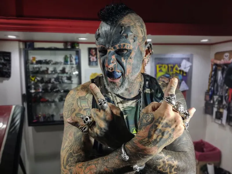Víctor Peralta, uno de los hombres más tatuados del mundo, en su estudio de tattos a una cuadra del Congreso Nacional. 