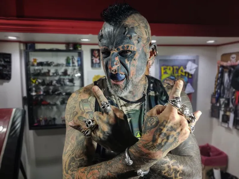 Víctor Peralta, uno de los hombres más tatuados del mundo, en su estudio de tattos a una cuadra del Congreso Nacional.