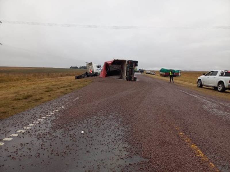 Volcó un camión tras un choque con otro vehículo cerca de Saavedra