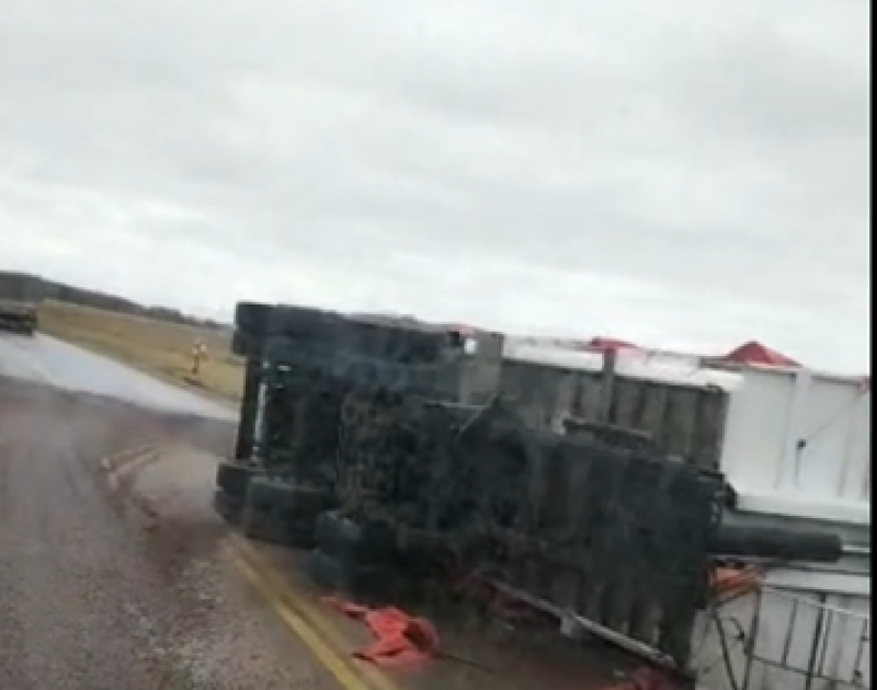 Volcó un camión tras un choque con otro vehículo cerca de Saavedra