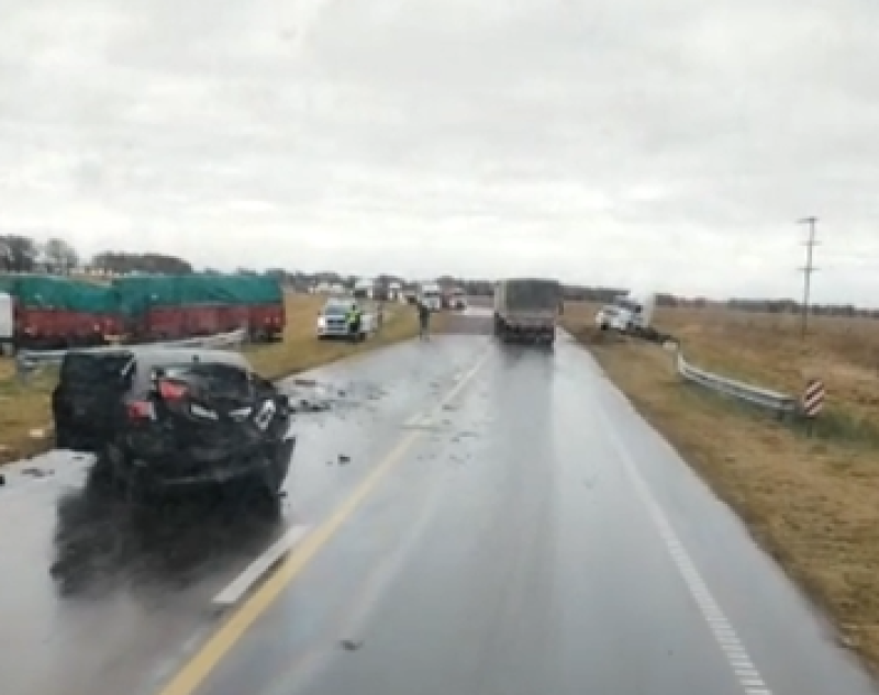 Volcó un camión tras un choque con otro vehículo cerca de Saavedra