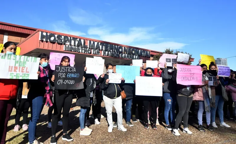 Con las velas resistiendo el frío de una jornada invernal, los carteles con imágenes de los bebés elevados en lo alto y la voz de tantos padres reclamando justicia