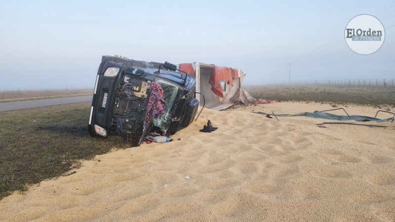 Volcó un camión cargado con soja en la ruta 85