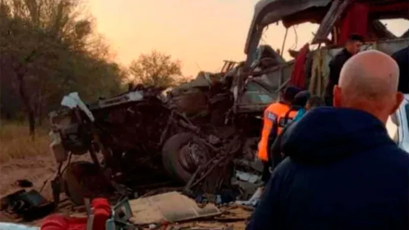 Brutal accidente entre un colectivo y un camión: seis muertos