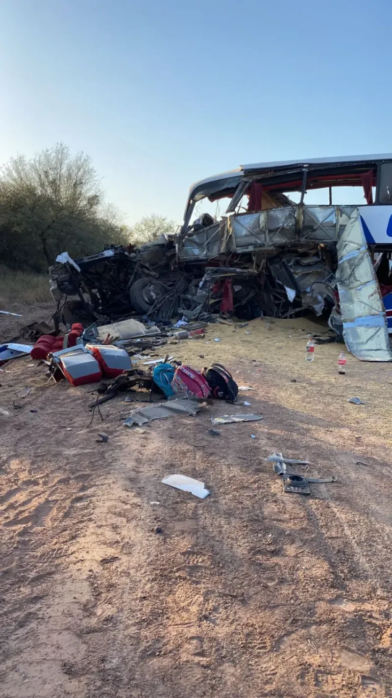 Brutal accidente entre un colectivo y un camión: seis muertos