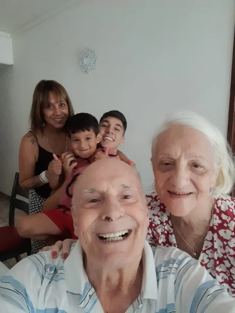 Tres generaciones: Gabriela con sus hijos Benjamín y Rocco, y sus padres Luis y Dora