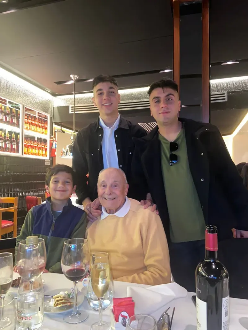  Luis con sus tres nietos: Benjamín, Luciano y Rocco. Él dice que el más chico es su favorito