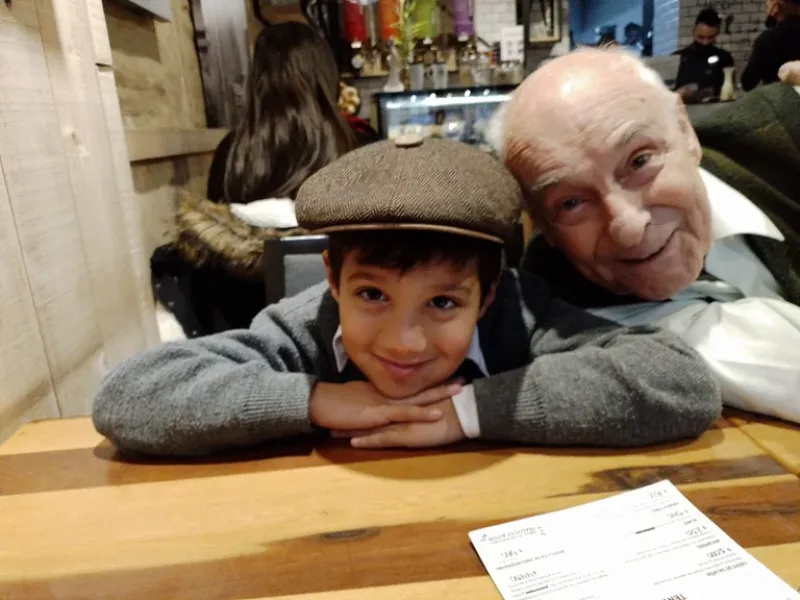 Benjamín tiene ocho años y su abuelo, 84. Viven en Lanús Oeste y el último domingo almorzaron juntos en una parrilla